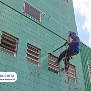 pintor cordeiro descendo na fachada do prédio lavando com jato de alta pressão. Hidro jateamento por pinturas paulista